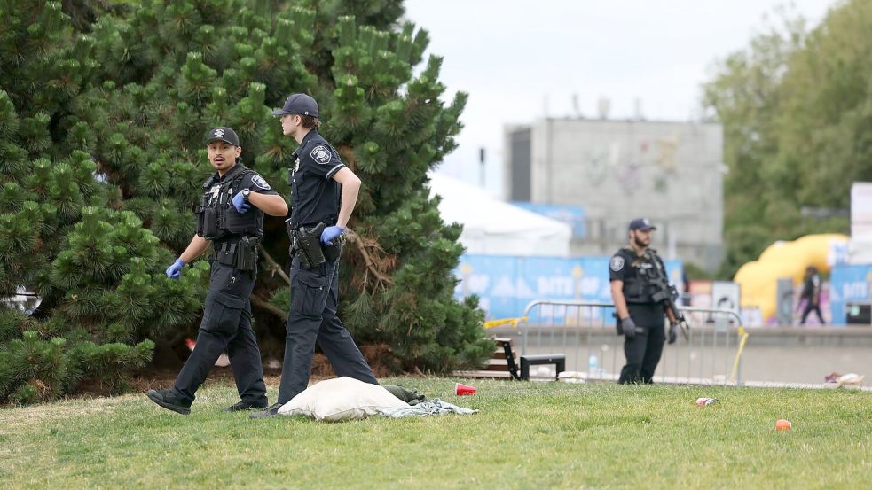 Bewaffnete Einsatzkräfte rückten zum Seattle Center aus. Foto: Nick Wagner/The Seattle Times/AP
