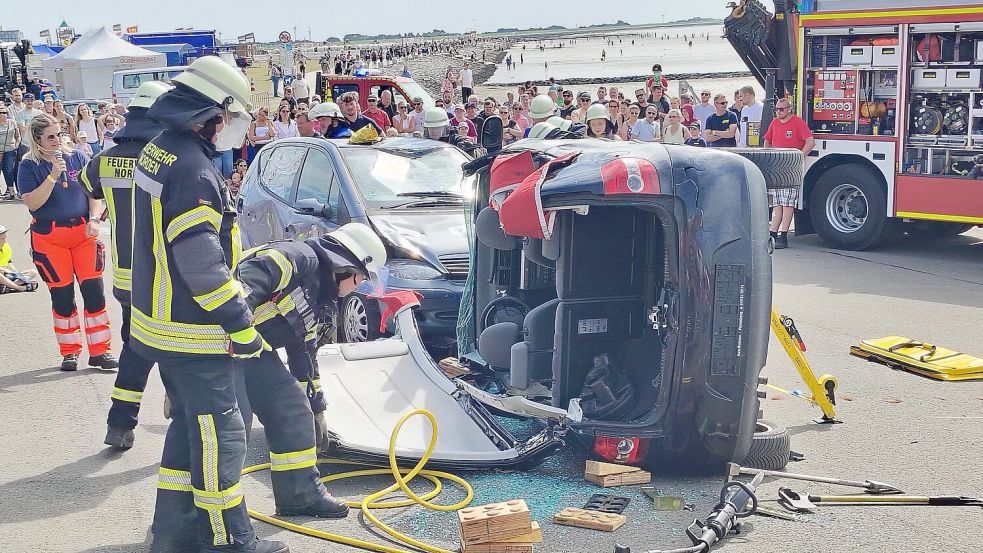 Technische Hilfe bei einem simulierten Verkehrsunfall. Foto: Karin Böhmer