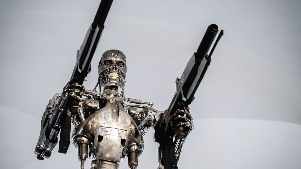 Gilt als popkulturelles Mahnbild für die Gefahren einer unkontrollierbaren Künstlichen Intelligenz: der „Terminator“ – hier ein Nachbau der Filmfigur. Foto: IMAGO / Steffen Unger