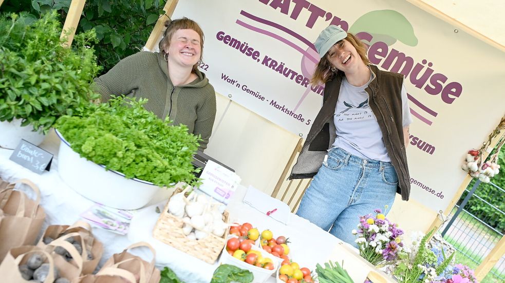 Beim Genussmarkt in Campen boten über 30 Stände regionale Spezialitäten an. Foto: Heinz Wagenaar