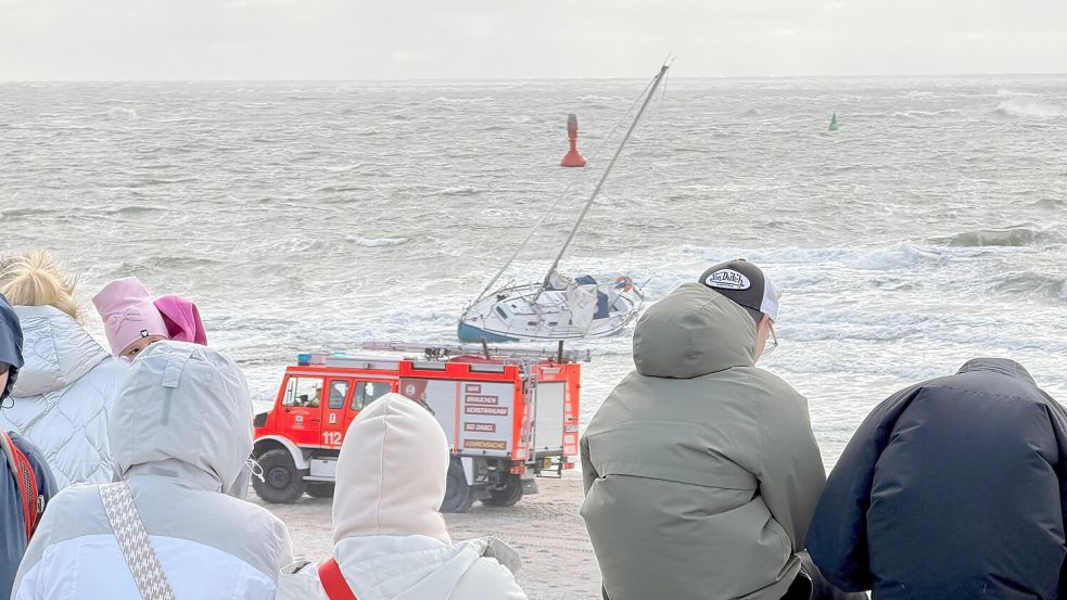 Das Boot ist vor der Westseite der Insel Norderney aufgelaufen. Foto: Feuerwehr Norderney