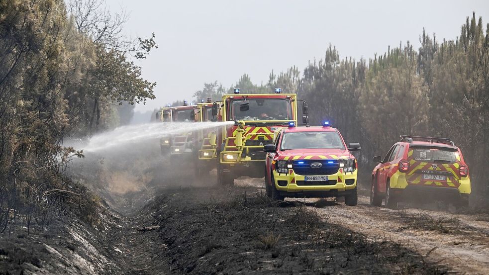 Die Feuerwehr kämpft weiter mit einem Großaufgebot gegen die Waldbrände bei Bordeaux. Foto: Emma Da Silva