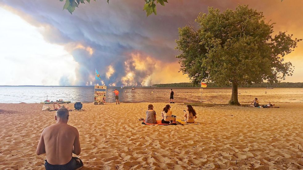 Noch ist der beliebte Urlaubsort Lacanau nicht direkt von dem Waldbrand bedroht. Foto: Maximilien Lamy/AFP/dpa