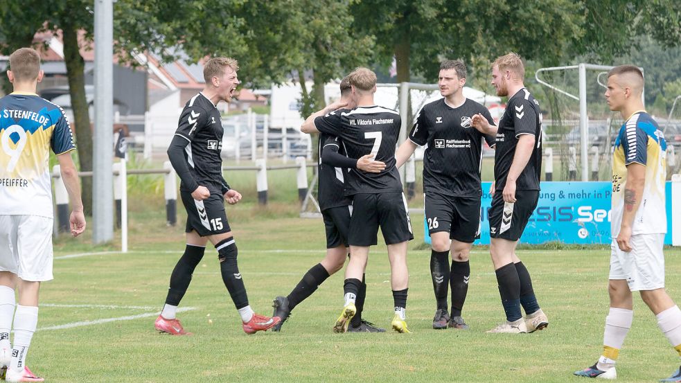 Viktoria Flachsmeer feierte einen 4:0-Sieg zum Saisonstart gegen SuS Steenfelde. Fotos: Heiner Lohmann