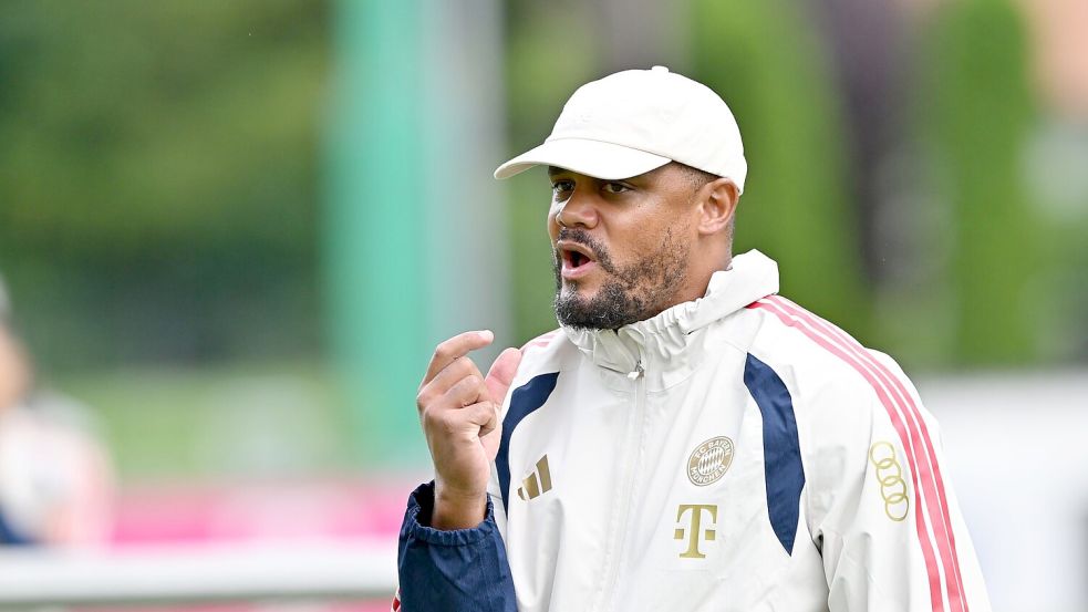 Trainer Vincent Kompany muss sich noch gedulden, bis sein Team komplett ist. Foto: Peter Kneffel/dpa