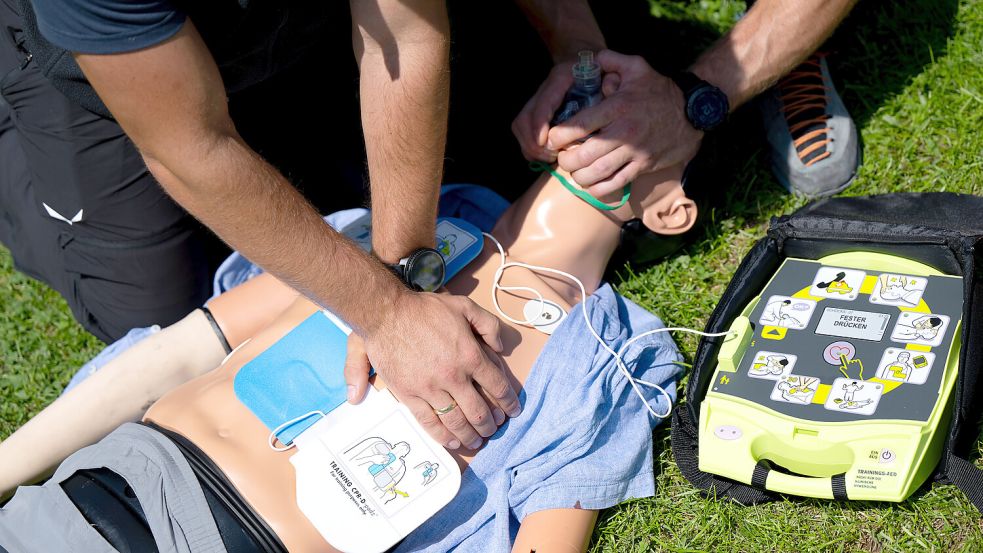 Ein Trainingsgerät von einem Automatisierten Externen Defibrillator (AED) kommt zum Einsatz. Symbolfoto: Sven Hoppe/dpa