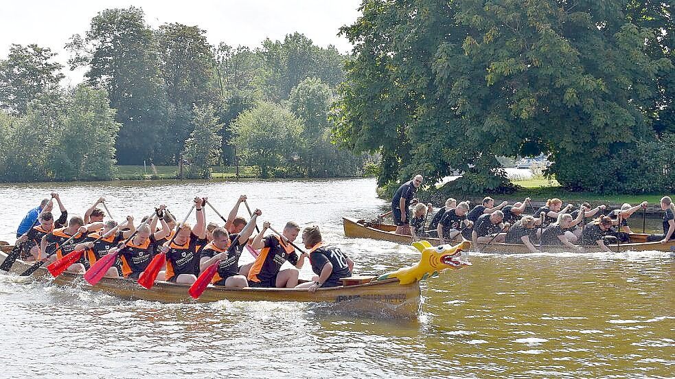 Das Drachenbootrennen der DLRG-Ortsgruppe Weener lockt jedes Jahr zahlreiche Besucher in den Alten Hafen. Foto: Vivien Buntjer/Archiv