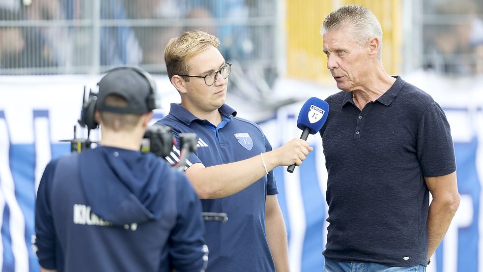 Julian Dak (Mitte) und Uwe Groothuis werden auch künftig die Spiele von Kickers Emden im Live-Stream begleiten. Archivfoto: Doden/Emden