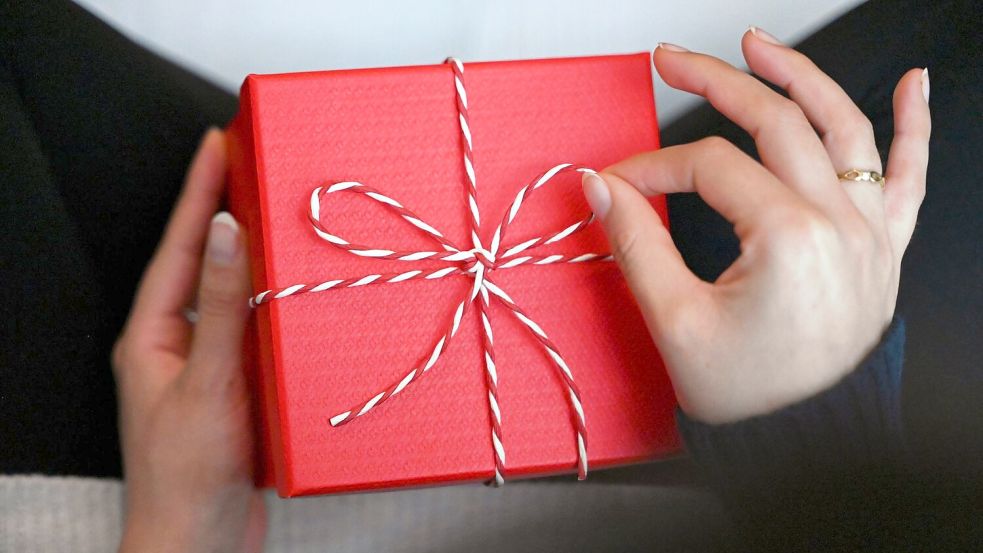 Eine Geschenkbox für sich selbst: Rund 2000 Euro geben die Bundesbürger nach einer Umfrage pro Jahr für „Ich-Geschenke“ aus. Foto: Elisa Schu/dpa