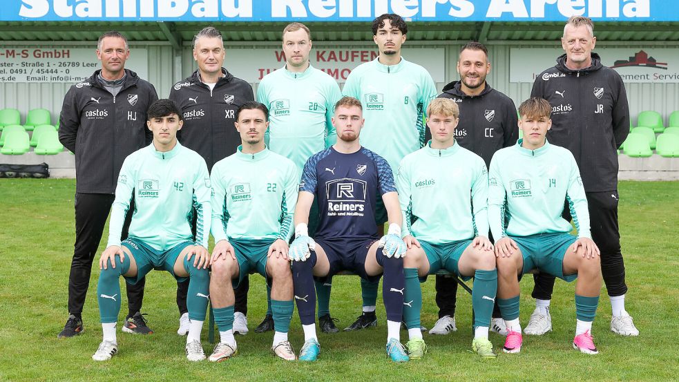 Neue Gesichter bei GW Firrel. Das Foto zeigt (stehend, von links) Henning Janssen, Xavier Rieger, Mario Fredehorst, Isaiah Stainbank, Claudio Casto, Jörg Romanowski, (sitzend, von links) Sayed Ahmed Sha Sadiqi, Pawel Antoniuk, Marlon Kuhlmann, Samuel Tebben und Leon Albers. Foto: Jens Doden/ Emden
