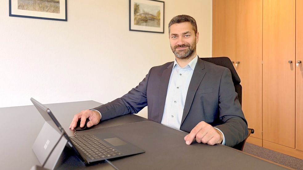 Christoph Busboom sitzt in seinem Büro im Rathaus der Samtgemeinde Jümme. Wenn es nach ihm geht, dann soll es auch weiterhin sein Büro bleiben. Foto: privat