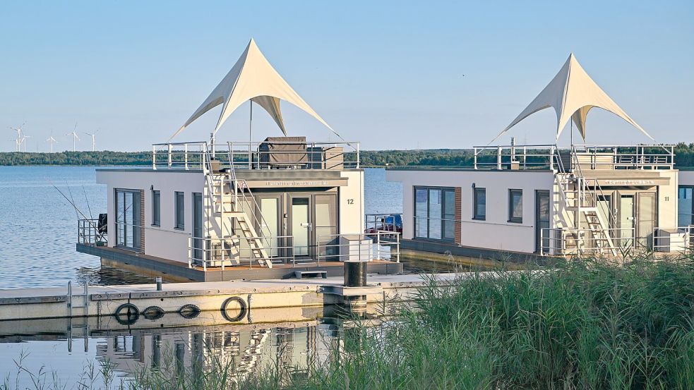Ferienhäuser direkt am Wasser verheißen Abkühlung. (Archivbild) Foto: Patrick Pleul