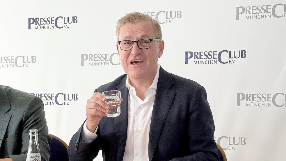 Erklärt Olise und Díaz für unverkäuflich: Bayern-Boss Dreesen. Foto: Christian Kunz/dpa