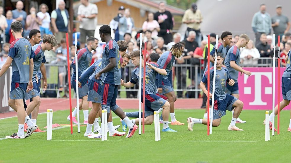 Der FC Bayern trainiert am Tegernsee. Foto: Peter Kneffel/dpa