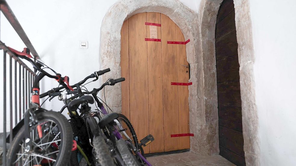 Im Haus einer Familie in Orange machen Fahnder einen Horrorfund. Foto: Thibaud Moritz/AFP/dpa