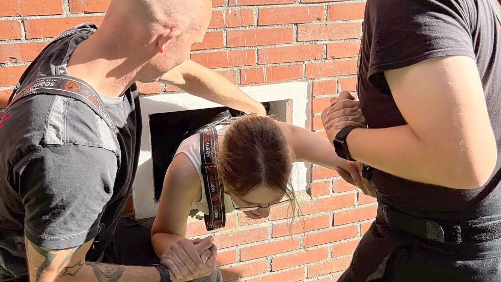 Eine Feuerwehrfrau kletterte durch ein Fenster in den Keller, um die Katze herauszuholen. Foto: Feuerwehr Norden/Wilko Bruns