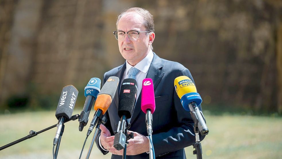 Innenminister Alexander Dobrindt (CSU) hat einen Abschiebeflug für 31 Personen aus Afghanistan bestätigt. Foto: Daniel Vogl