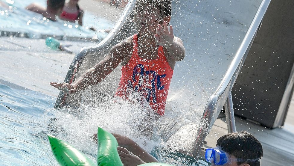 Schwimmspaß unter freiem Himmel: In Leer kommt das Thema Freibad wieder auf. Foto: Klaus Ortgies/Archiv
