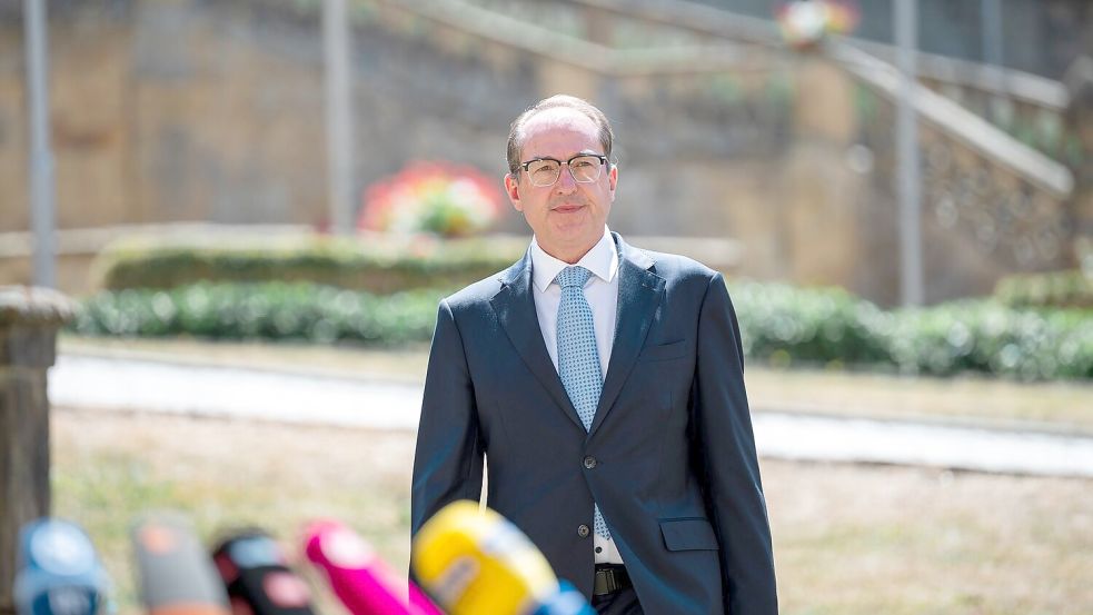 Innenminister Dobrindt plädiert für Ausweitung der Überwachungsmöglichkeiten. Foto: Daniel Vogl