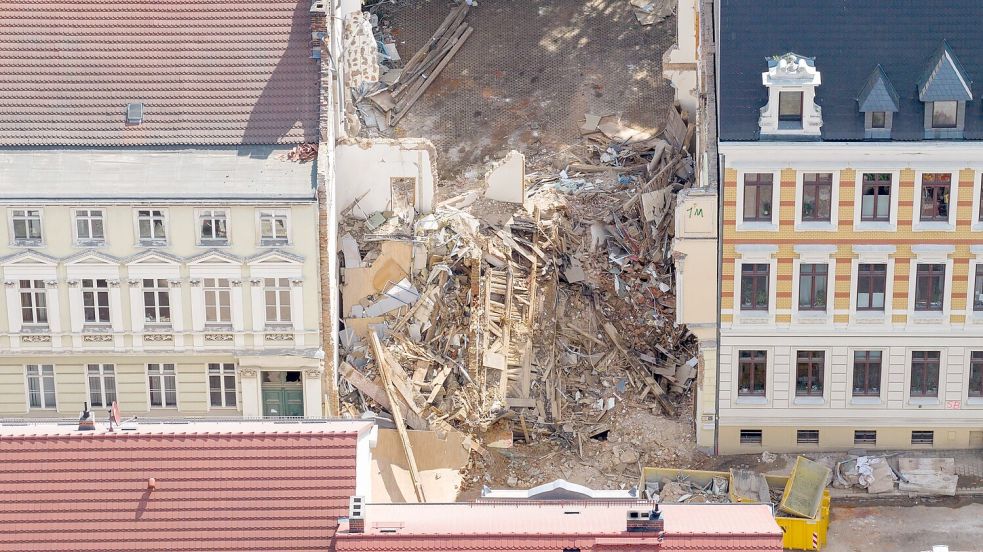 Nach dem Hauseinsturz ist Haftbefehl gegen zwei Männer erlassen worden. (Archivbild) Foto: Sebastian Kahnert