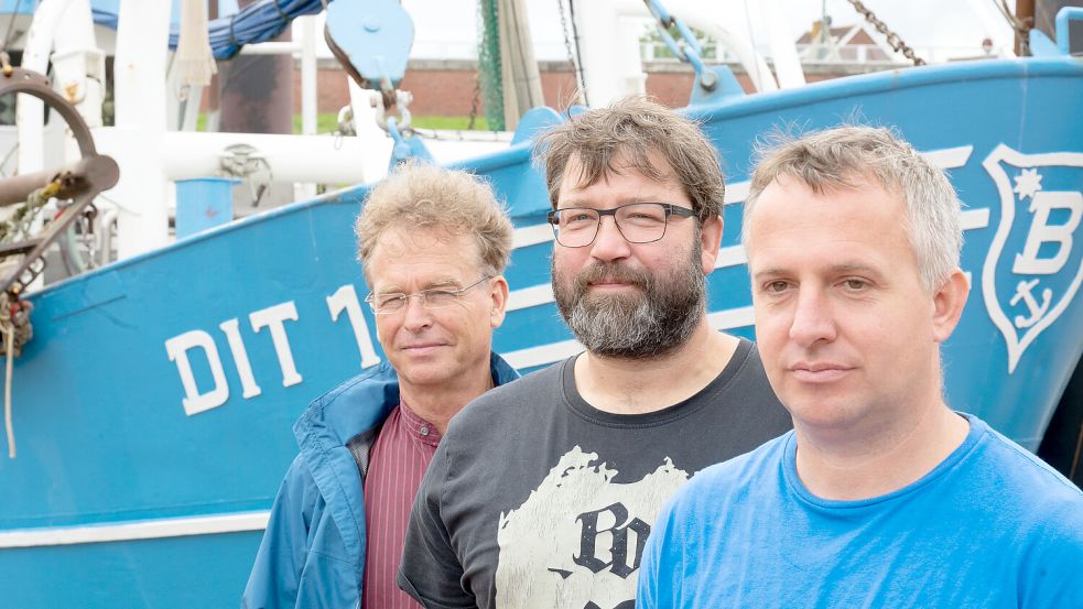 Die Ditzumer Fischer (von links) Ontje Bruhns, Andreas Pruski und Nanno Bruhns fragen sich, ob ihr Beruf überhaupt noch Zukunft hat. Foto: Klaus Ortgies