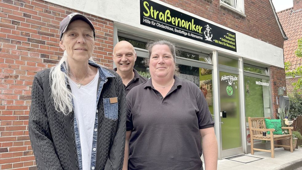 Vorsitzende Ilona van Santen (von links), Kassenwart Michael Lakeberg und 2. Vorsitzende Insa Weelborg freuen sich über die neuen Räumlichkeiten für den Verein Straßenanker in der Leeraner Oststadt. Foto: Jonas Bothe
