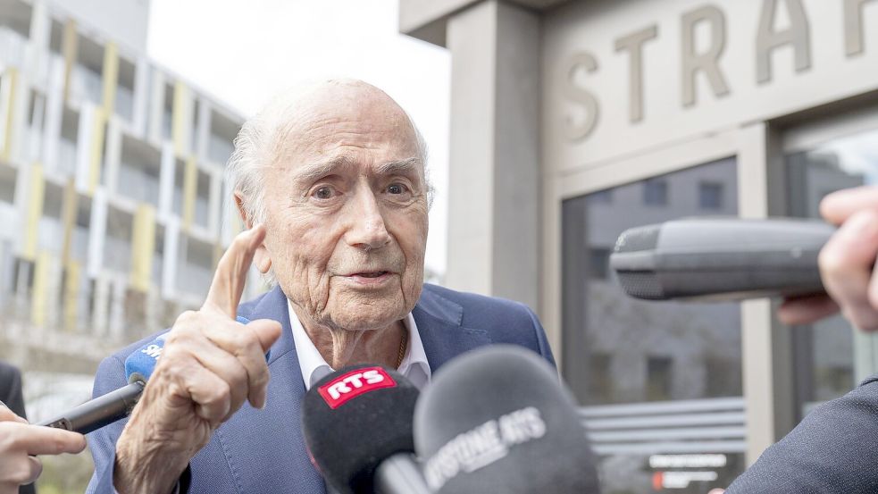 Der frühere FIFA-Chef Joseph Blatter kritisiert die Verbindung zwischen seinem Nachfolger Gianni Infantino und US-Präsident Donald Trump. (Archivbild) Foto: Urs Flueeler/KEYSTONE/dpa