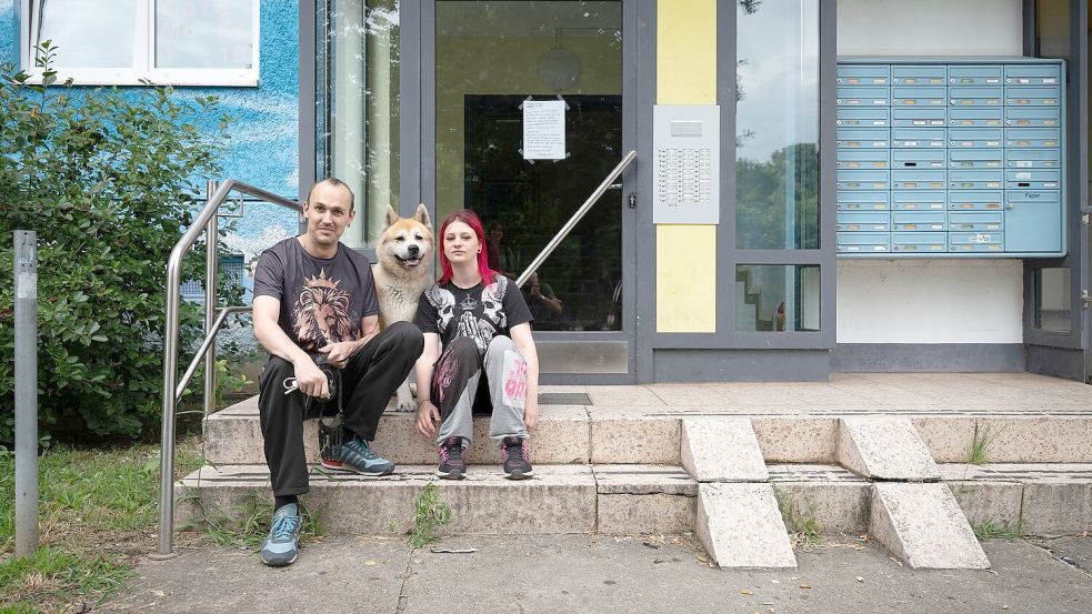 Das Paar teilt sich eine Einzimmerwohnung im elften Stock des Hochhauses. Foto: Soeren Stache