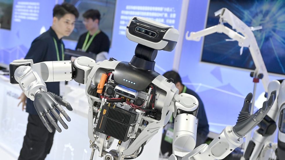 Roboter aus dem Ausland, wie dieses in China vorgeführte Modell, sind in den USA künftig unerwünscht. (Archivbild) Foto: Johannes Neudecker