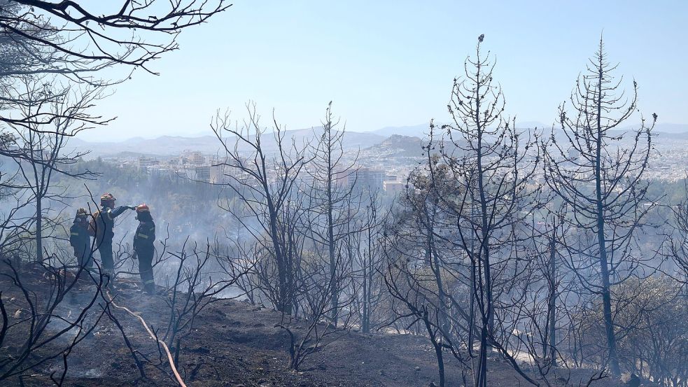 Nach einer durchkämpften Nacht gibt es auf Paros keine aktive Feuerfront mehr. (Archivbild) Foto: Thanassis Stavrakis/AP/dpa