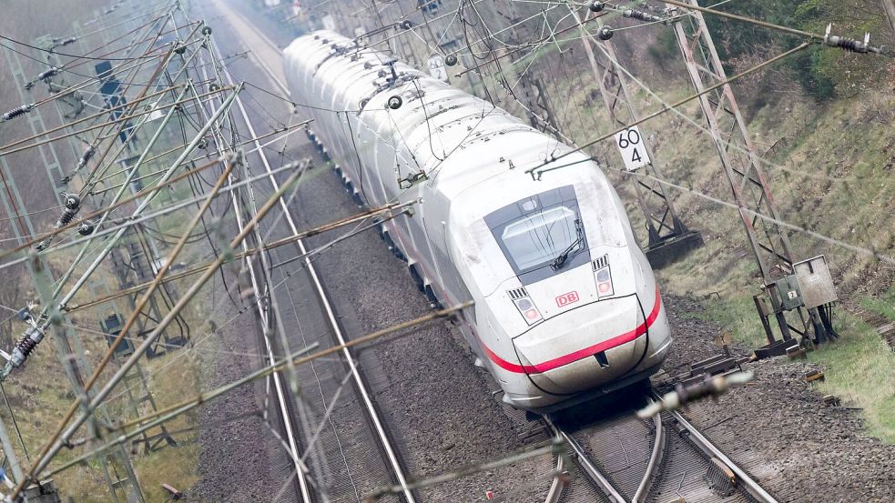 Im Juni war erneut fast jeder zweite Fernzug verspätet unterwegs. (Archivbild) Foto: Julian Stratenschulte