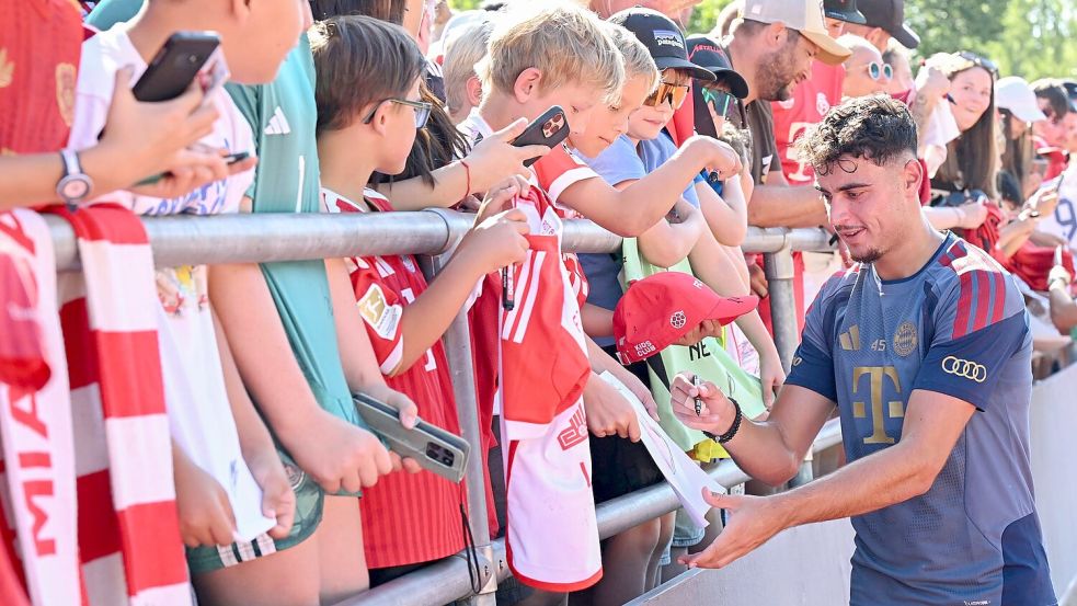 Die Autogramme von DFB-Stars wie Aleksandar Pavlovic sind gefragt. Foto: Angelika Warmuth