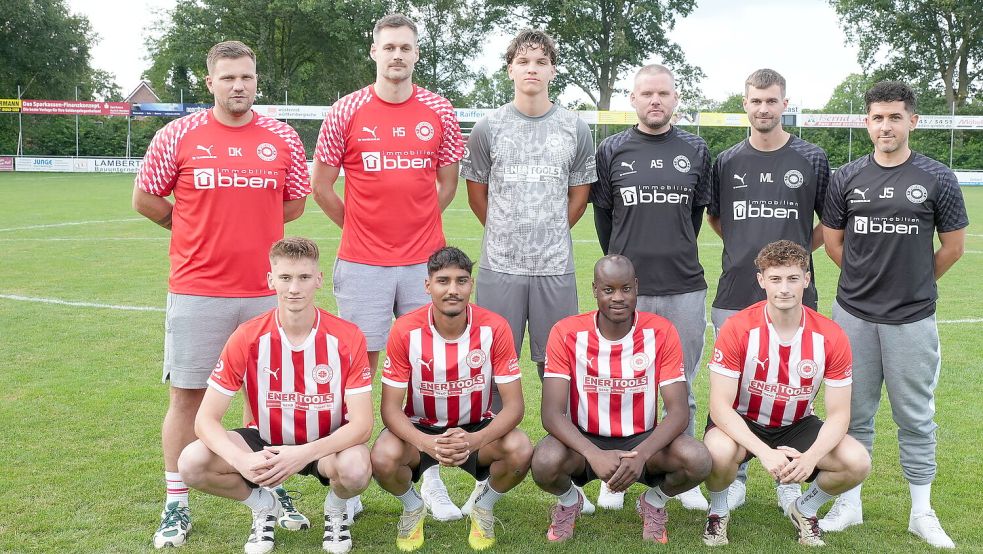 Die beiden Sportlichern Leiter Dennis Kuschel (von links) und Hauke Specht stellten sich mit den neuen Gesichtern zum gemeinsamen Foto auf: Len Holzhausen, Co-Trainer Aike Schierenberg, Co-Trainer Marcel Lettau, Trainer Jannik Swieter, (untere Reihe von links) Ubbe Rickels, Hardamanpreet Singh, Yanic Konda und Daniel Hoppen. Foto: Heiner Steenhoff