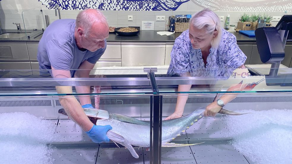 Anke Neujahr und ihr Kollege Klaus Gerdes legen den Thunfisch behutsam in die Theke. Foto: Imke Oltmanns