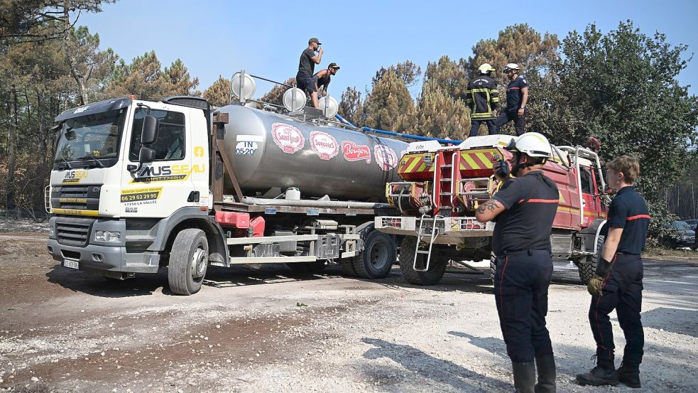 Viele Freiwillige unterstützen den Einsatz der Feuerwehr, unter anderem, in dem sie mit privaten Tankwagen Wasser für die Feuerwehr herbeischaffen. Foto: Emma Da Silva