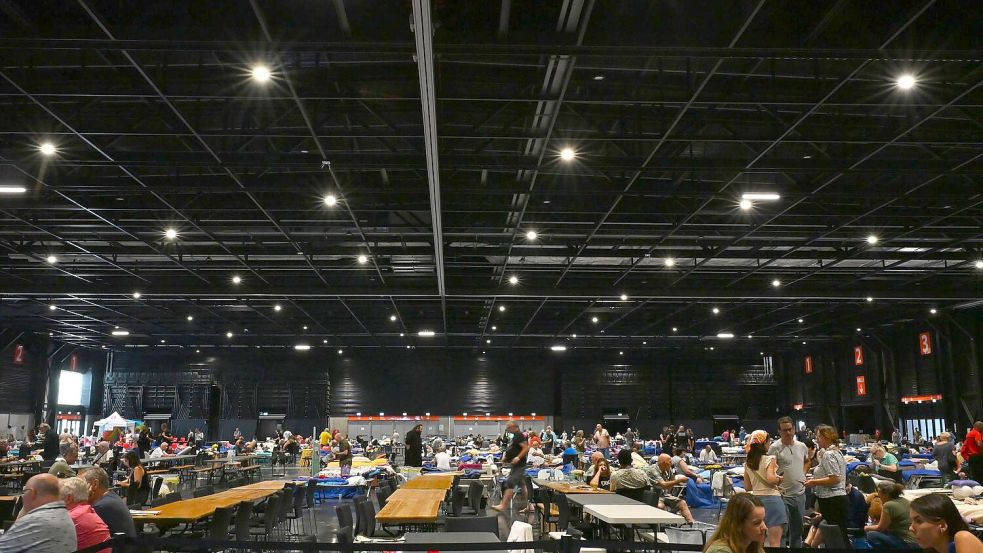 In Hoch-Zeiten waren fast 7.000 Menschen in der Notunterkunft in den Messehallen untergebracht. Foto: Katharina Kausche