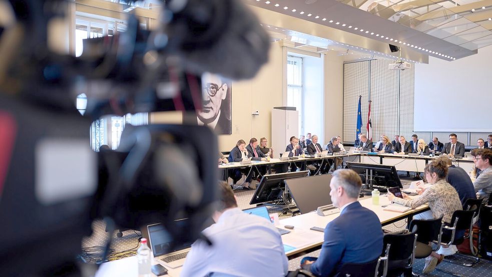 Im Innenausschuss des Berliner Abgeordnetenhauses stand unter anderem Innensenatorin den Abgeordneten Rede und Antwort. Foto: Michael Ukas