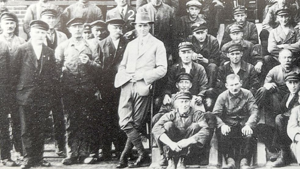 Das Foto wurde wahrscheinlich 1934 zum silbernen Betriebsjubiläum von Werkstattmeister Jakob Janssen bei den NWK aufgenommen – Direktor Jan Hinrichs ist mit einer „2“ gekennzeichnet. Foto: Helmut Sanders