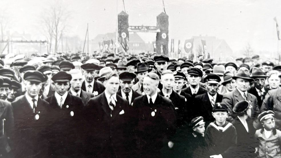 NS-Feier: Vor dem Beginn des Zweiten Weltkriegs wurde die Kanalbrücke in Wiesmoor zur Feier am 1. Mai 1939 zum ersten Mal geschmückt. Foto: Stadtarchiv Wiesmoor