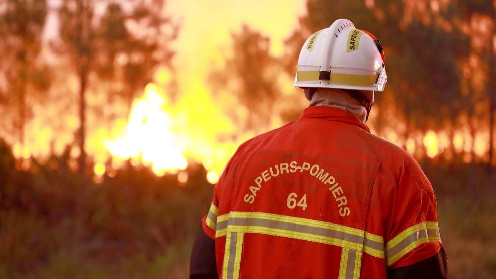 Bei den Kämpfen gegen die Brände in Südwestfrankreich kamen bereits zwei Feuerwehrleute ums Leben. Foto: IMAGO/Mohamad Salaheldin Abdelghani Alsayed
