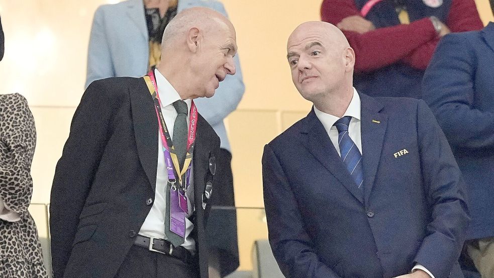 Kritische Töne: DFB-Präsident Bernd Neuendorf (l) hält Infantinos Investoren-Plan für keine gute Idee. (Archivbild) Foto: Martin Meissner/AP/dpa