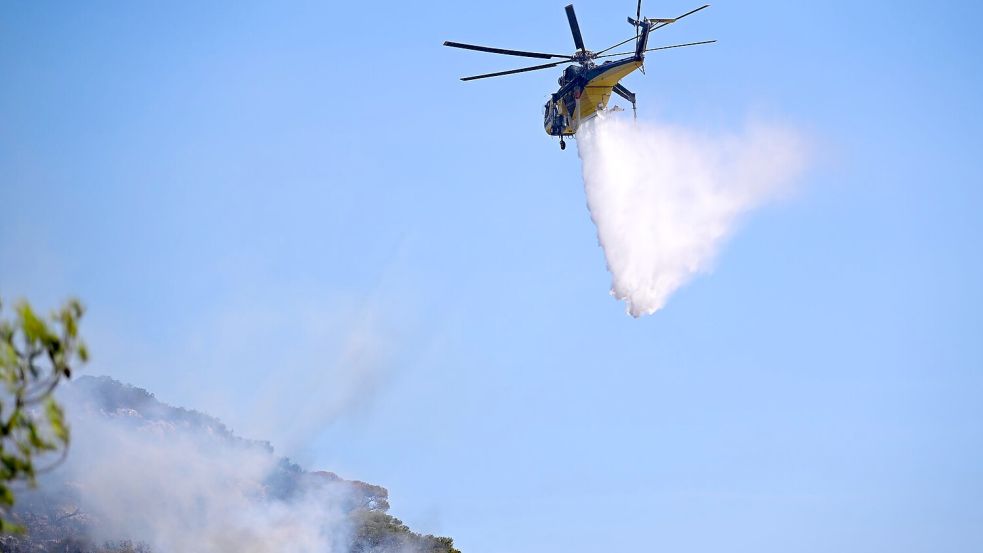 Der Wind ist so stark, dass die Löschflugzeuge und -hubschrauber die Löscharbeiten einstellen mussten. (Archivbild) Foto: Michael Varaklas/AP/dpa