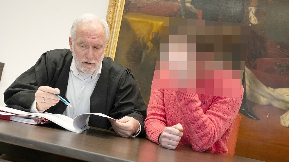 Anwalt Alexander Schwenen erklärt seinem Mandanten etwas. Der Angeklagte – ein 34-jähriger Emder – soll einen anderen Mann durch Tritte gegen den Kopf getötet haben. Foto: Klaus Ortgies