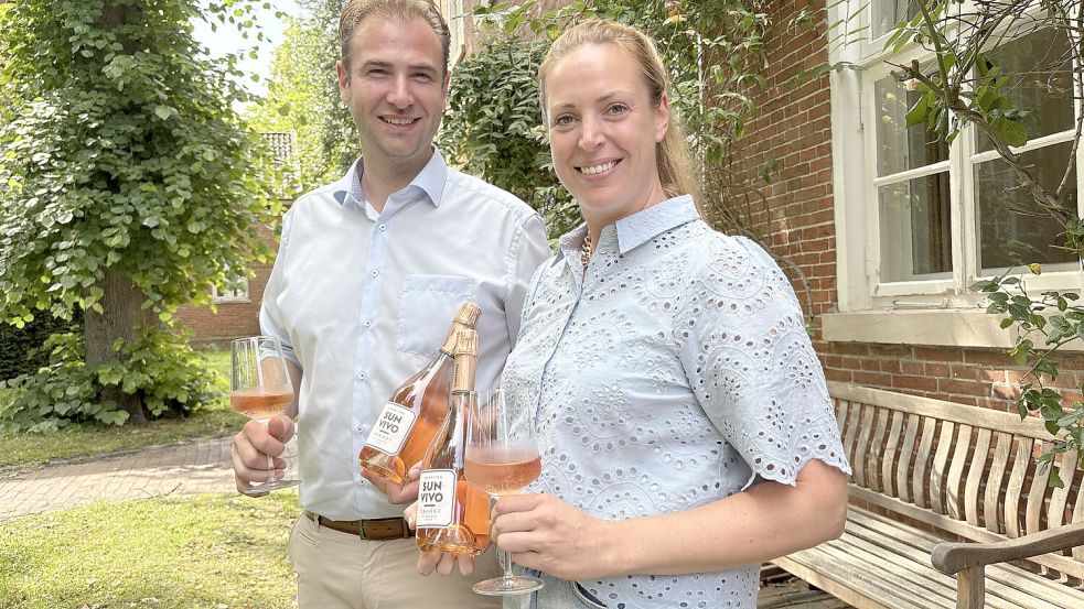 Felix Kranz und Johanna Tielke mit ihrem Getränk, das dem Aperol Konkurrenz machen soll. Foto: Mieke Matthes