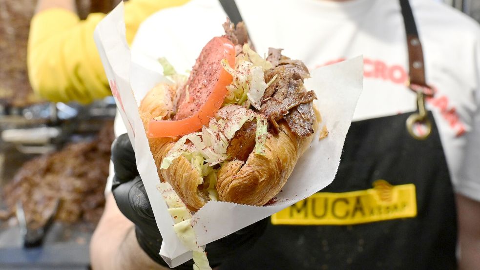 Dönerfleisch im Buttercroissant: So sah es im Mai aus, als Lidl in Berlin seinen Aprilscherz zum ersten Mal Realität werden ließ. Foto: IMAGO/Maurizio Gambarini