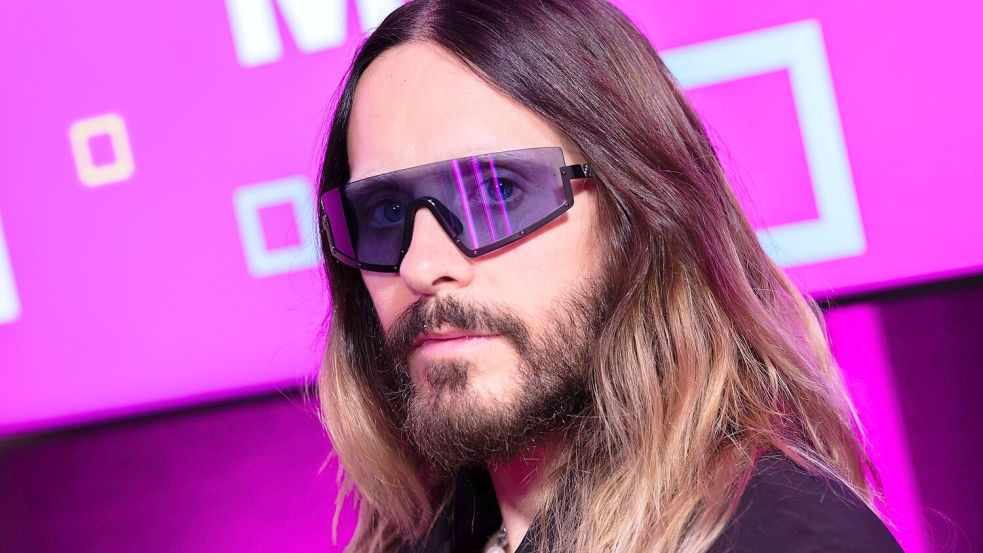 Jared Leto, Sänger der US-amerikanischen Band „Thirty Seconds to Mars“, steht im Mittelpunkt einer BBC-Doku, die ihm sexuelle Gewalt an Frauen vorwirft. Foto: dpa/Rolf Vennenbernd