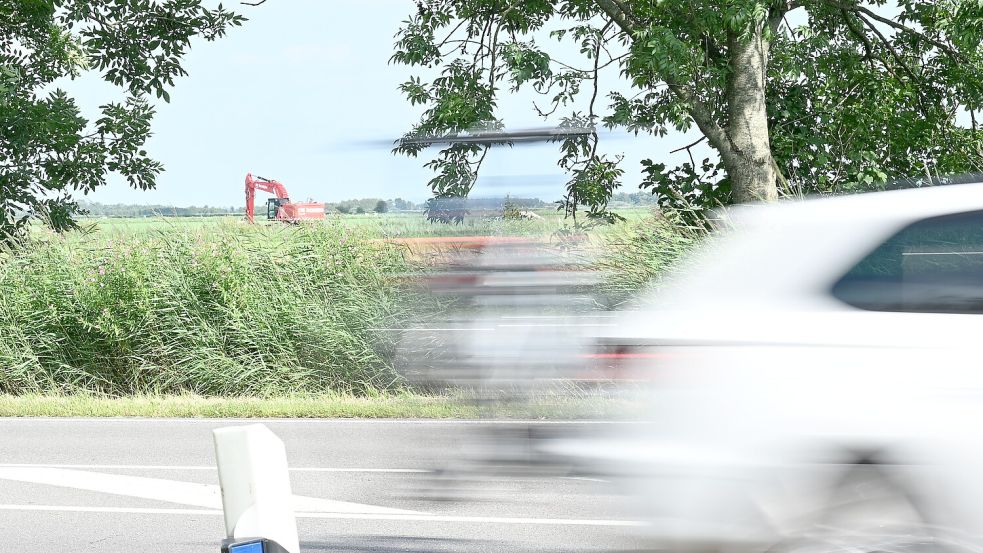 Was wird da gebaut? Rund um Loppersum und Suurhusen sind gerade viele Baufahrzeuge unterwegs. Fotos: Heinz Wagenaar