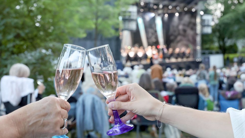 Wagner locker: Das Gläschen Sekt in der Pause gehört mittlerweile zu den Pausenritualen bei den Bayreuther Festspielen. Foto: Daniel Löb/dpa