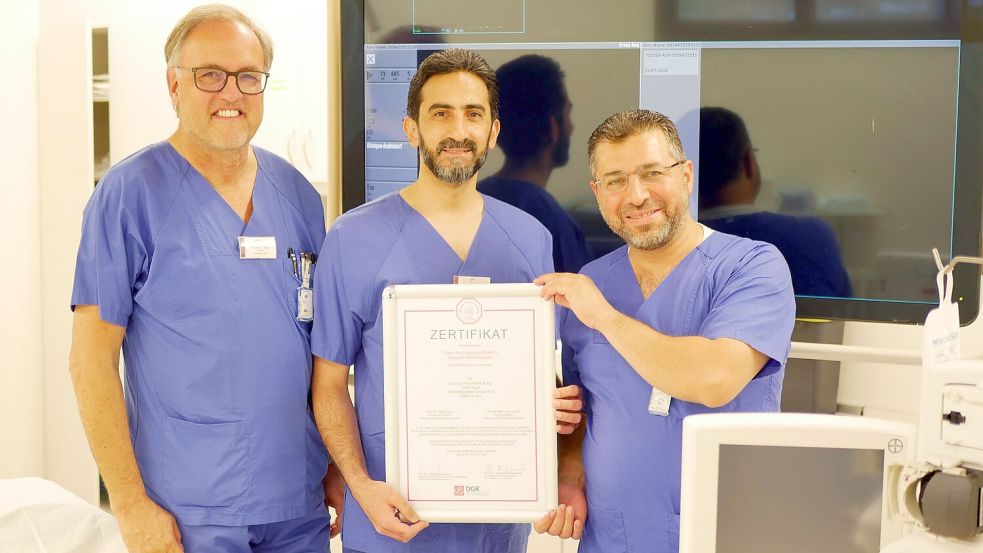 Über die Auszeichnung ihrer Expertise freuen sich (von links) Chefarzt Dr. Torsten Stein, Leitender Oberarzt Louay Alhaiany und Oberarzt Mohamad Alzaim. Foto: Trägergesellschaft