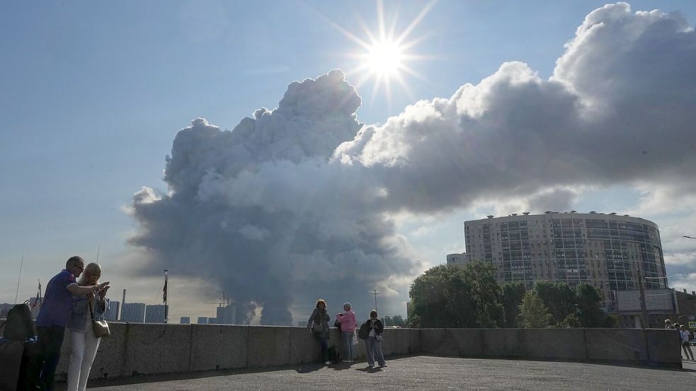 Rauch über St. Petersburg nach einem Drohnenangriff auf ein dortiges Lager des Online-Händlers Wildberries. (Archivbild) Foto: Uncredited